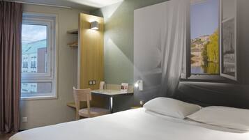Italiaanse Frette-lakens, luxe beddengoed, een bureau