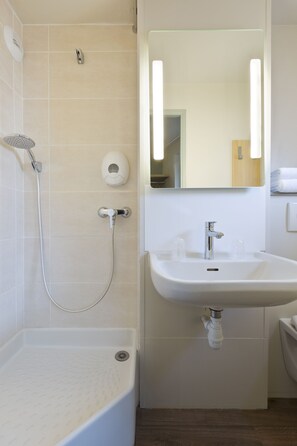 Een douche, gratis toiletartikelen, een haardroger, handdoeken