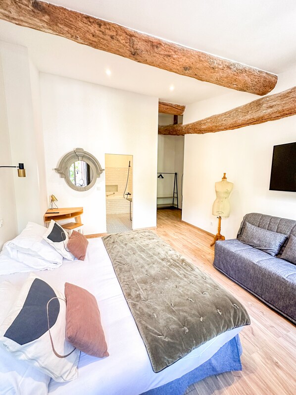 Deluxe Room | In-room safe, soundproofing, free WiFi, bed sheets - Hôtel d'Angleterre (Salon-de-Provence)