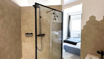 Deluxe Room | Bathroom | Towels