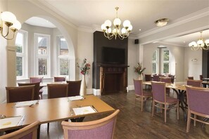 2 ห้องอาหาร, บริการอาหารเย็น, อาหารอินเดีย