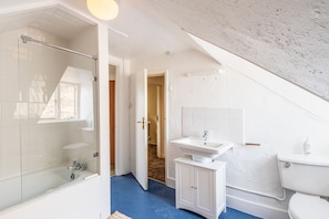 Kahden hengen huone, kylpyhuone makuuhuoneen yhteydessä (Attic room - Small ) | Kylpyhuone