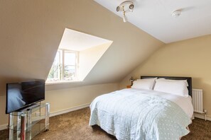 Kahden hengen huone, kylpyhuone makuuhuoneen yhteydessä (Attic room - Small )