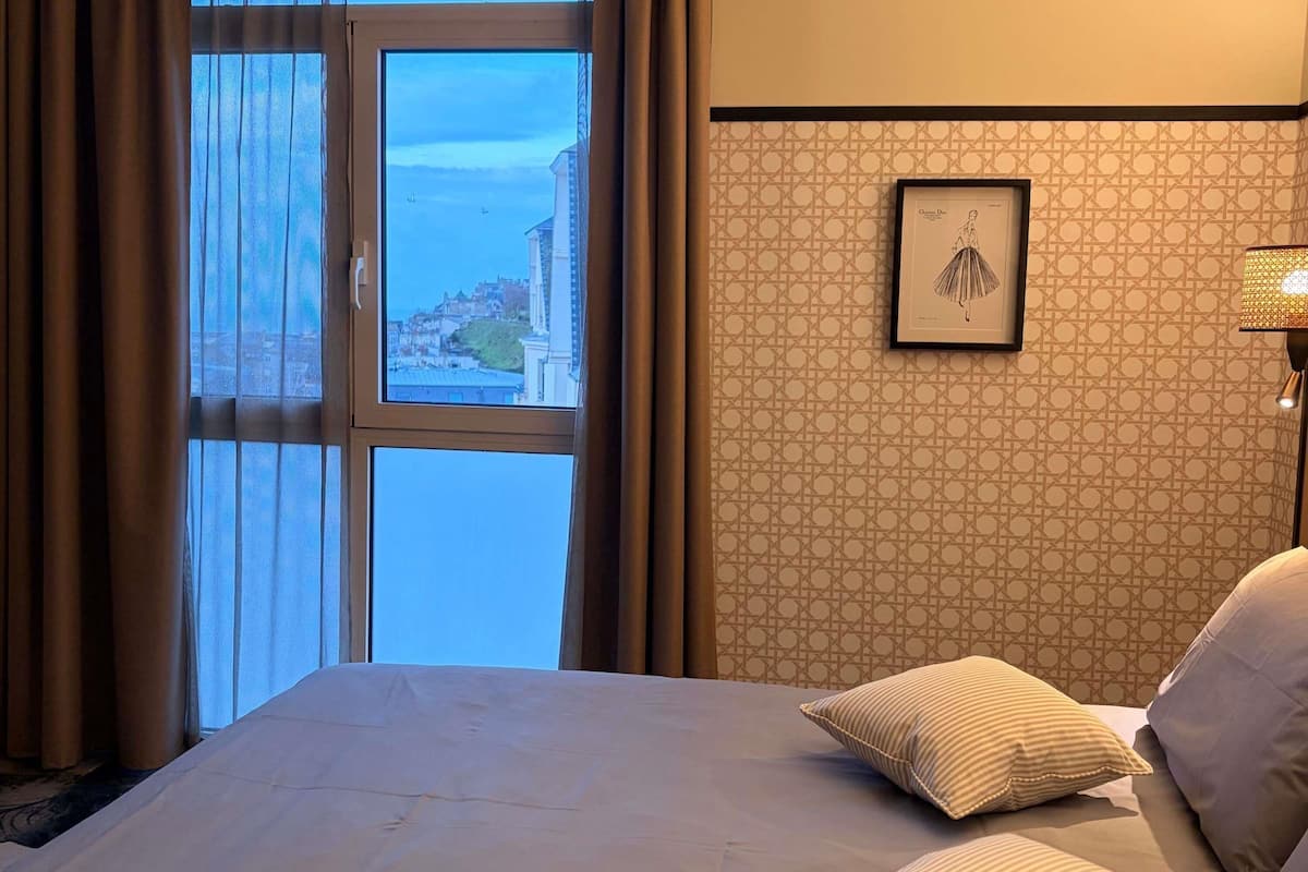 Classic-rum - 1 dubbelsÀng | SÀngtillbehör av högsta kvalitet och minibar