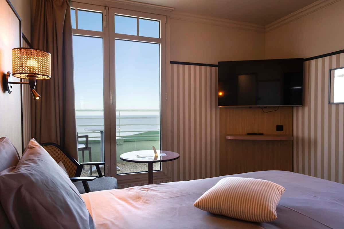 Premium bedding, minibar, in-room safe, desk