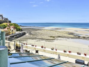 Hochwertige Bettwaren, Minibar, Zimmersafe, Schreibtisch