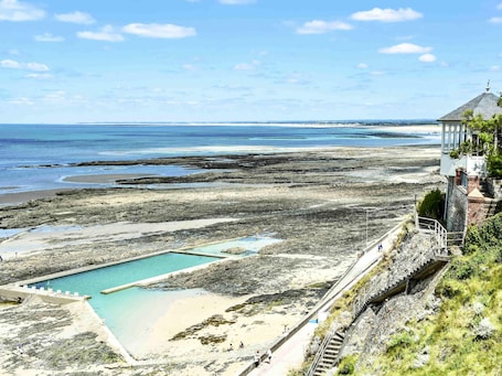 Ropa de cama de alta calidad y minibar . Mercure Granville Le Grand Large