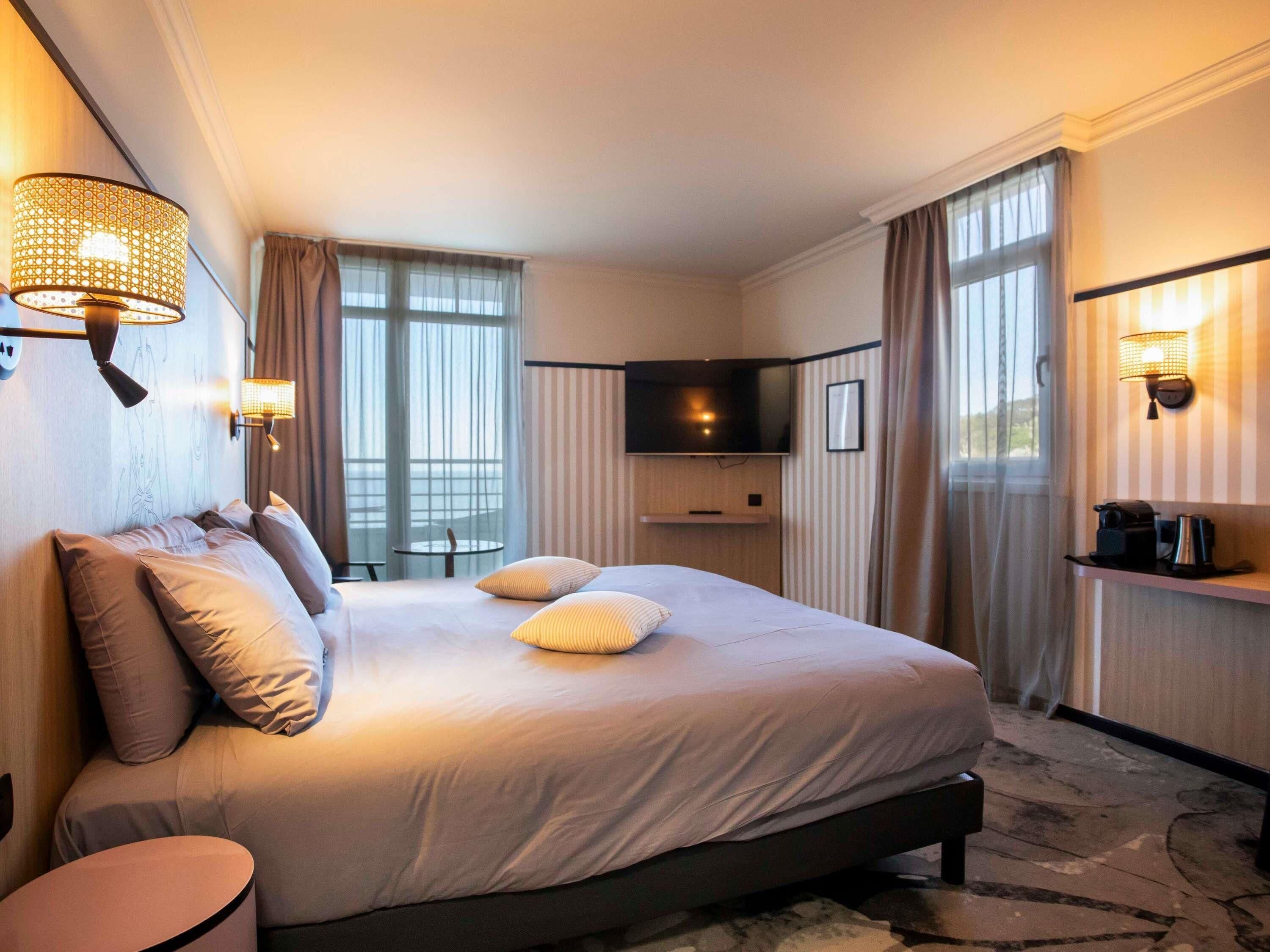 Seprai premium, minibar, brankas, dan meja kerja