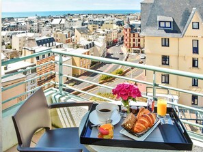 Daily buffet breakfast for a fee - Mercure Granville Le Grand Large (Granville)