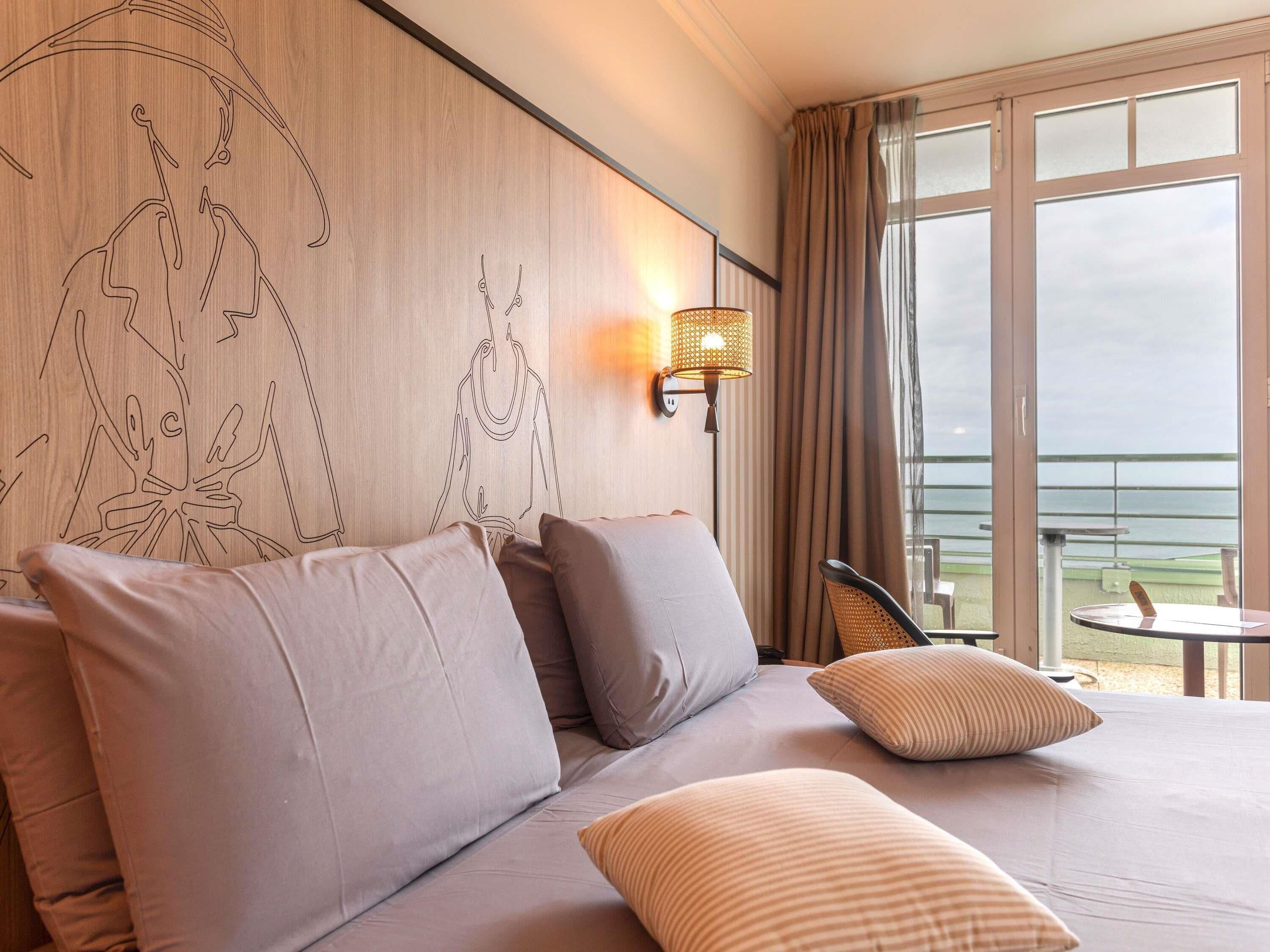 Bộ đồ giường cao cấp, minibar, két bảo mật tại phòng, bàn 