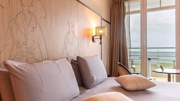 Bộ đồ giường cao cấp, minibar, két bảo mật tại phòng, bàn