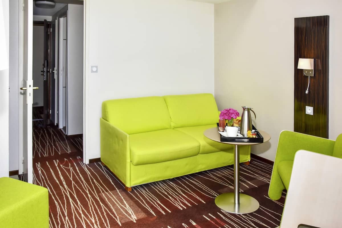 Premium bedding, minibar, in-room safe, desk