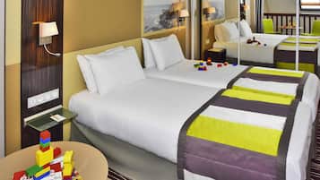 Privilege, Suite, 1 tweepersoonsbed met slaapbank, balkon, uitzicht op zee | Luxe beddengoed, een minibar, een kluis op de kamer, een bureau