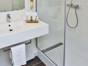 Privilege, Dúplex, 1 cama matrimonial, vista parcial al mar | Ropa de cama de alta calidad y minibar 