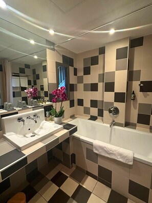 Family Duplex Suite | Bathroom - La Riviera Victoria (Yvoire)