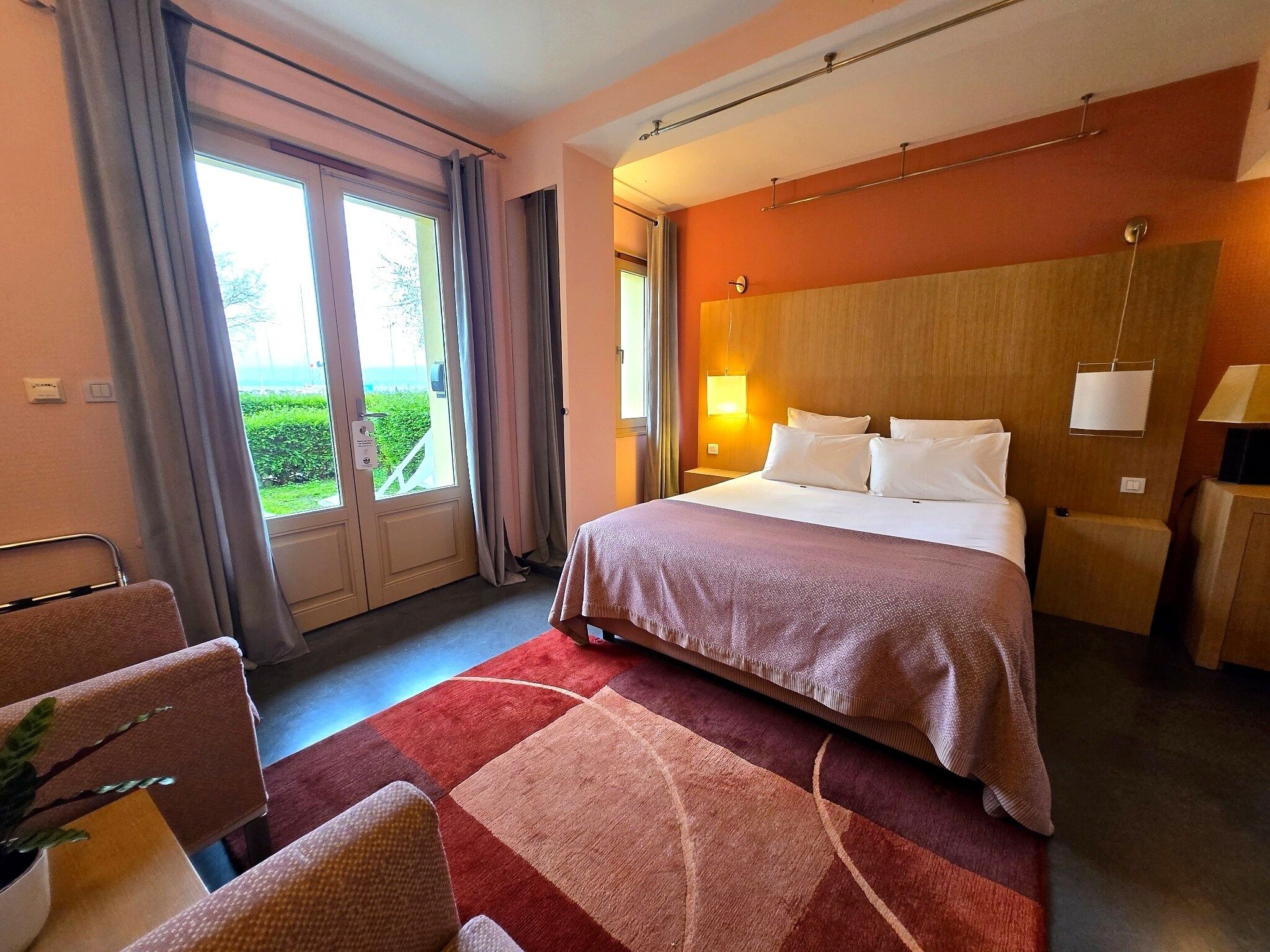 Dobbeltrom, terrasse, utsikt mot innsjø | Sengetøy av topp kvalitet og senger med Select Comfort-madrass
