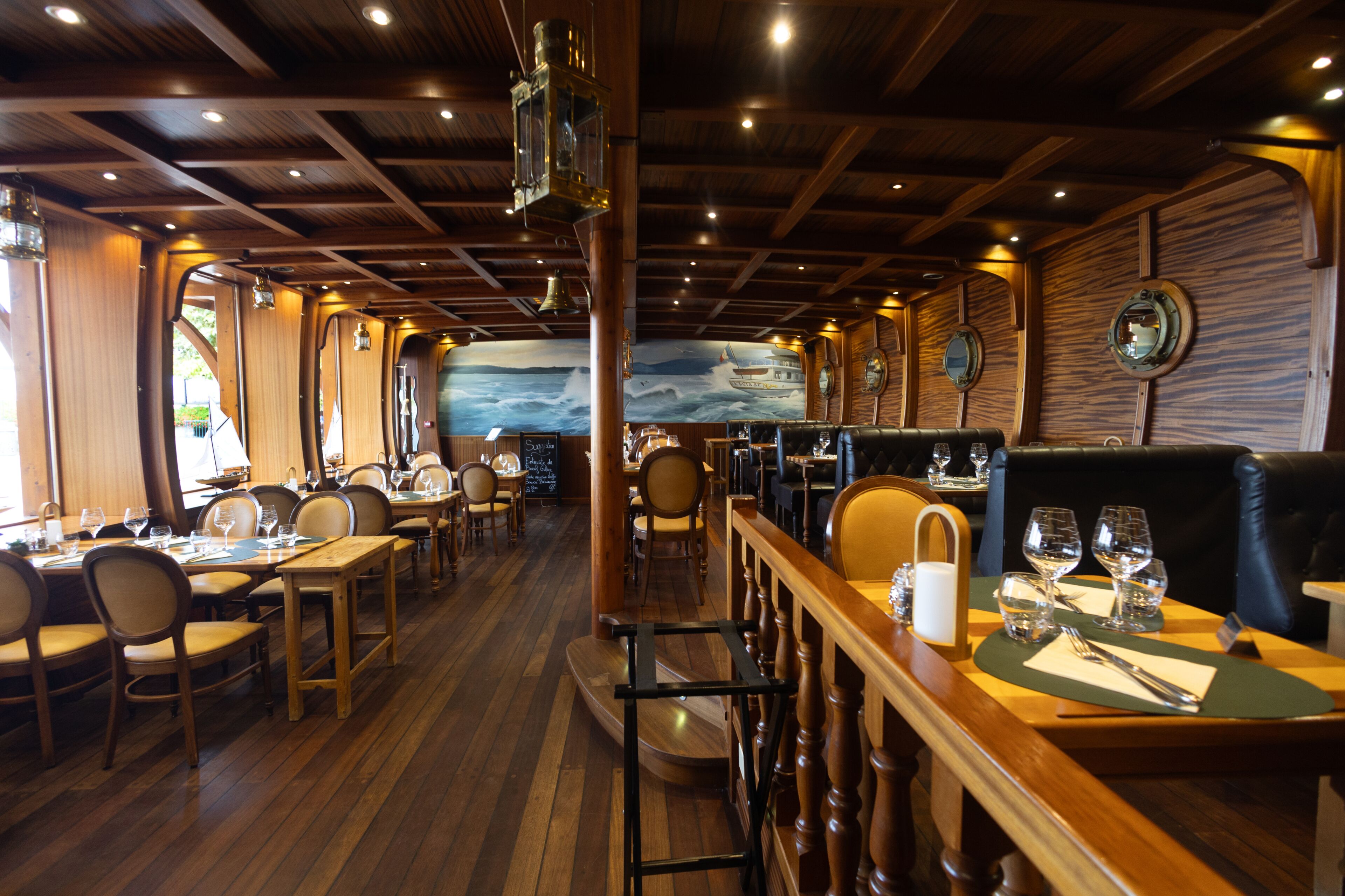 Serveert lunch en diner, lokale gerechten