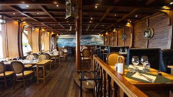 Serveert lunch en diner, lokale gerechten