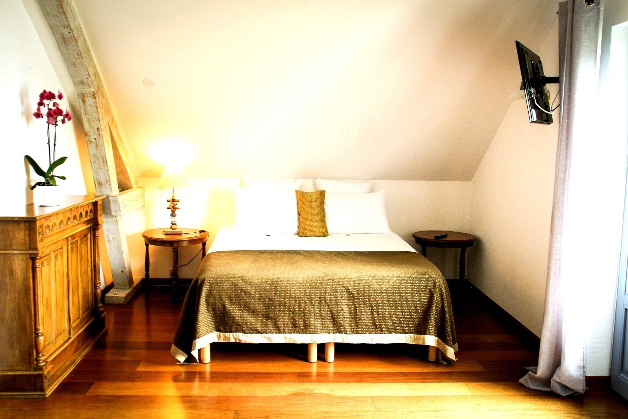 Quarto quádruplo família | Roupas de cama premium, camas Select Comfort, escrivaninha