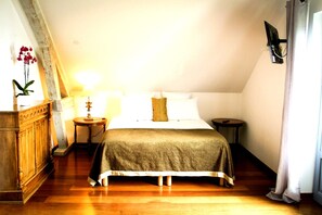 Habitación cuádruple familiar | Ropa de cama de alta calidad, colchones Select Comfort, escritorio