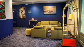 Coin salon dans le hall