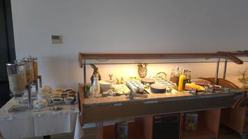 Petit déjeuner buffet servi tous les jours en supplément
