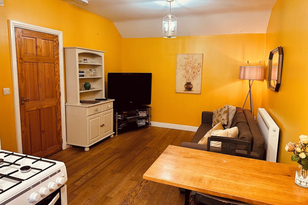 Family Cottage | Living area | Flat-screen TV