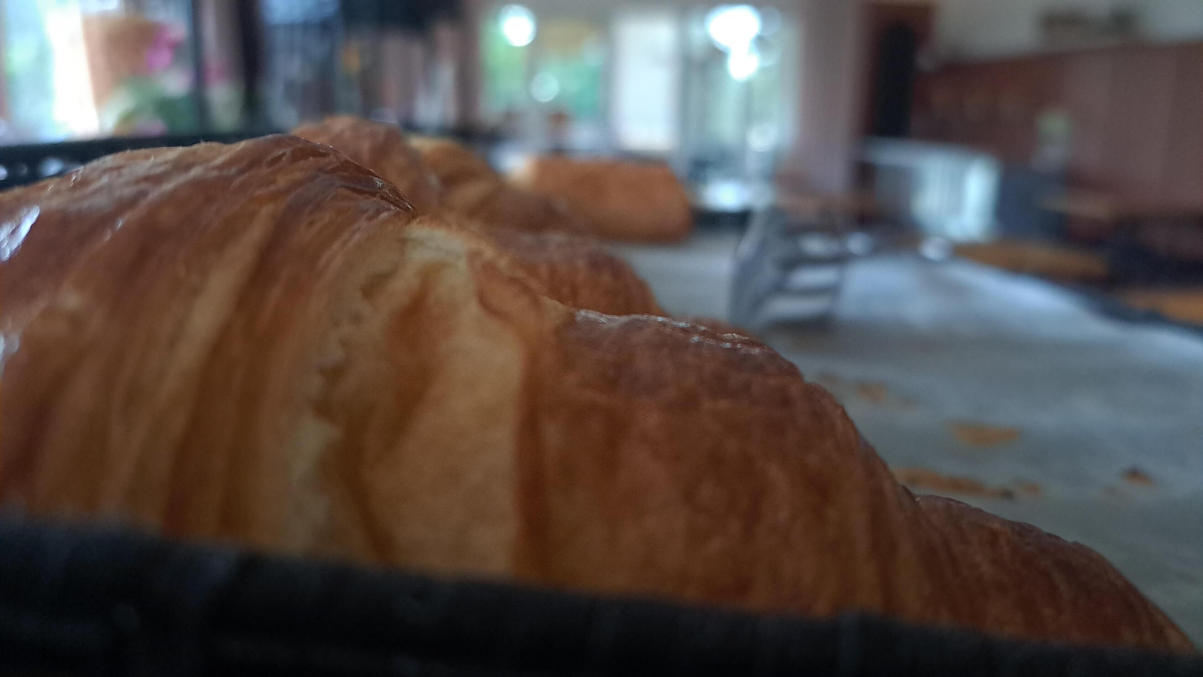 Una hogaza de pan con corteza crujiente.