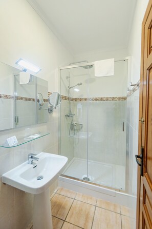 Single Room (Small) | Bathroom | Free toiletries, hair dryer, towels - Hostal Loreto (Denia)