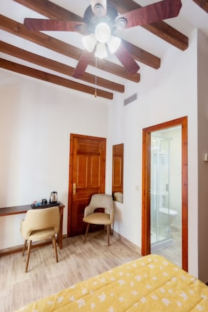 Standard Double Room | In-room safe, desk, blackout drapes, iron/ironing board - Hostal Loreto (Denia)