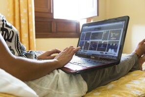 In-room safe, desk, blackout drapes, iron/ironing board - Hostal Loreto (Denia)