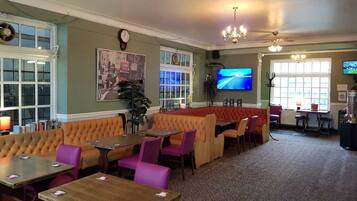 供應午餐、晚餐及早午餐