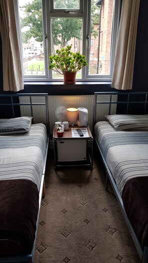 Chambre avec lits jumeaux, salle de bains commune | Lit avec matelas Select Comfort, système d’insonorisation