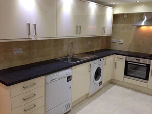 冰箱、微波炉（如有要求）、茶具/咖啡用具、厨具/餐具