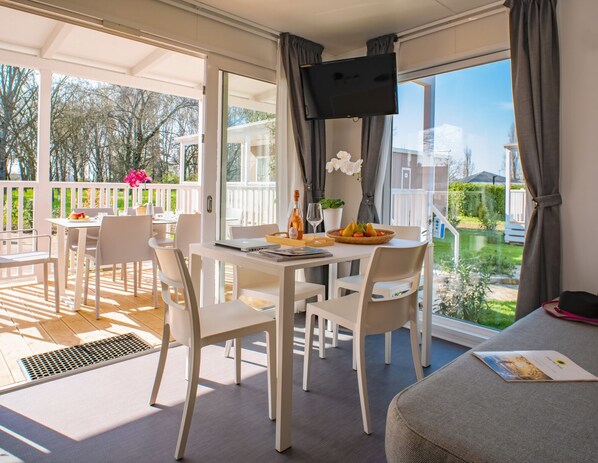 Casa mobile Deluxe (Pet Friendly) | Area soggiorno | TV a schermo piatto