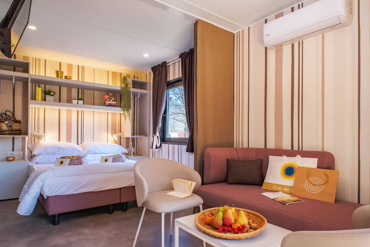Executive stacaravan (Pet Friendly) | Individueel gemeubileerd, een bureau, gratis babybedden, beddengoed