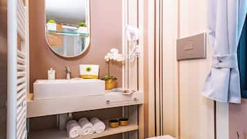 Executive stacaravan (Pet Friendly) | Badkamer | Een douche, gratis toiletartikelen, een haardroger, een bidet