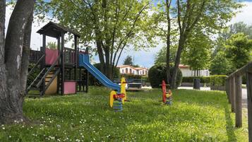 Zona de juegos infantil al aire libre