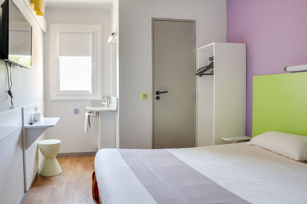 Double Room, Accessible | Soundproofing, free cots/infant beds, free WiFi, bed sheets