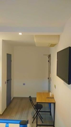 Classic Quadruple Room | Soundproofing, free cots/infant beds, free WiFi, bed sheets - Hôtel Valence Sud (Portes-les-Valence)
