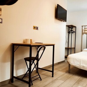Classic Quadruple Room | Soundproofing, free cribs/infant beds, free WiFi, bed sheets - Hôtel Valence Sud (Portes-les-Valence)