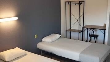 Twin Room | Soundproofing, free cribs/infant beds, free WiFi, bed sheets