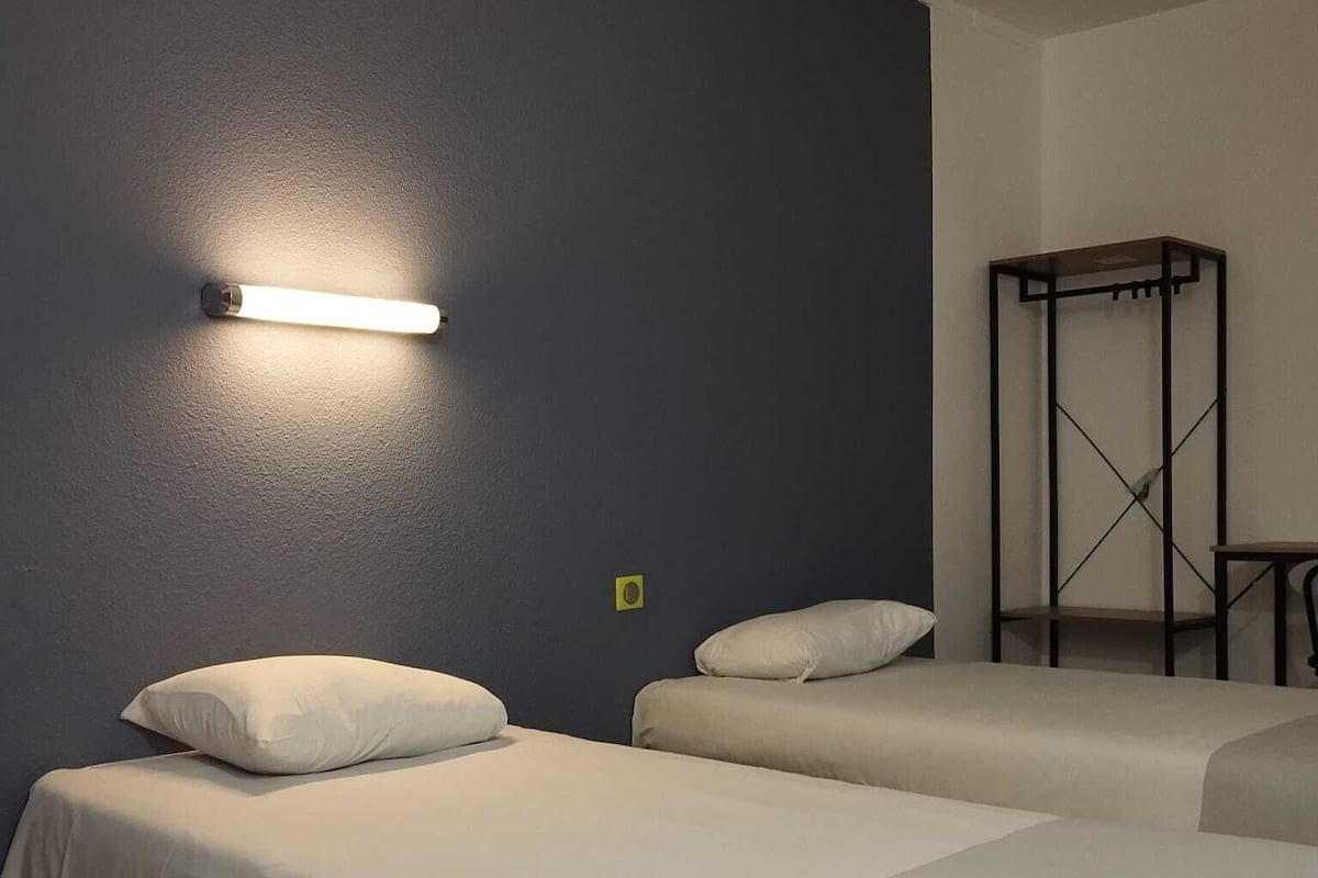 Chambre Économique avec lits jumeaux | Chambres insonorisées, Wi-Fi gratuit, draps fournis