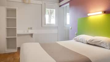 Double Room | Soundproofing, free cribs/infant beds, free WiFi, bed sheets