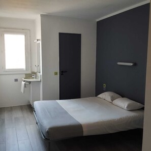 Standard Double Room | Soundproofing, free cots/infant beds, free WiFi, bed sheets - Hôtel Valence Sud (Portes-les-Valence)