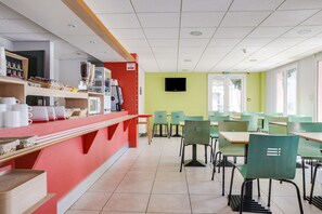 Daily buffet breakfast (EUR 6 per person) - Hôtel Valence Sud (Portes-les-Valence)