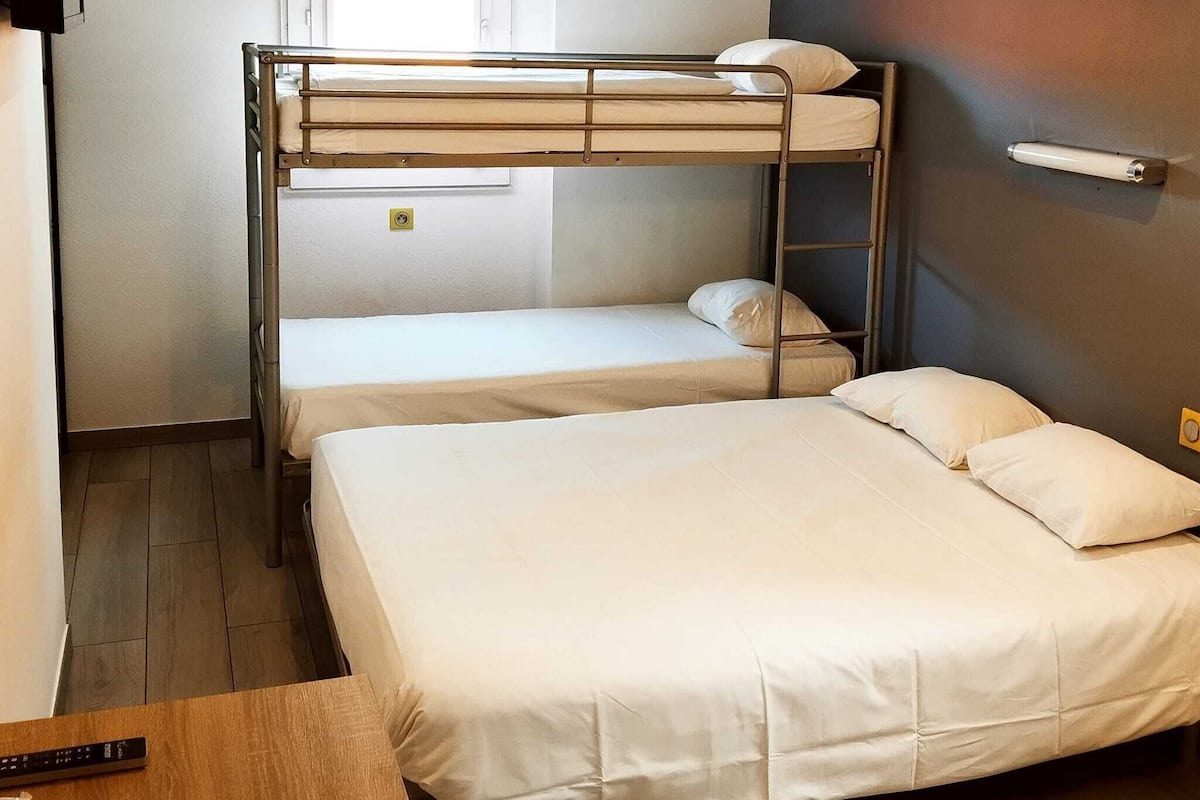 Classic Quadruple Room | Soundproofing, free cots/infant beds, free WiFi, bed sheets