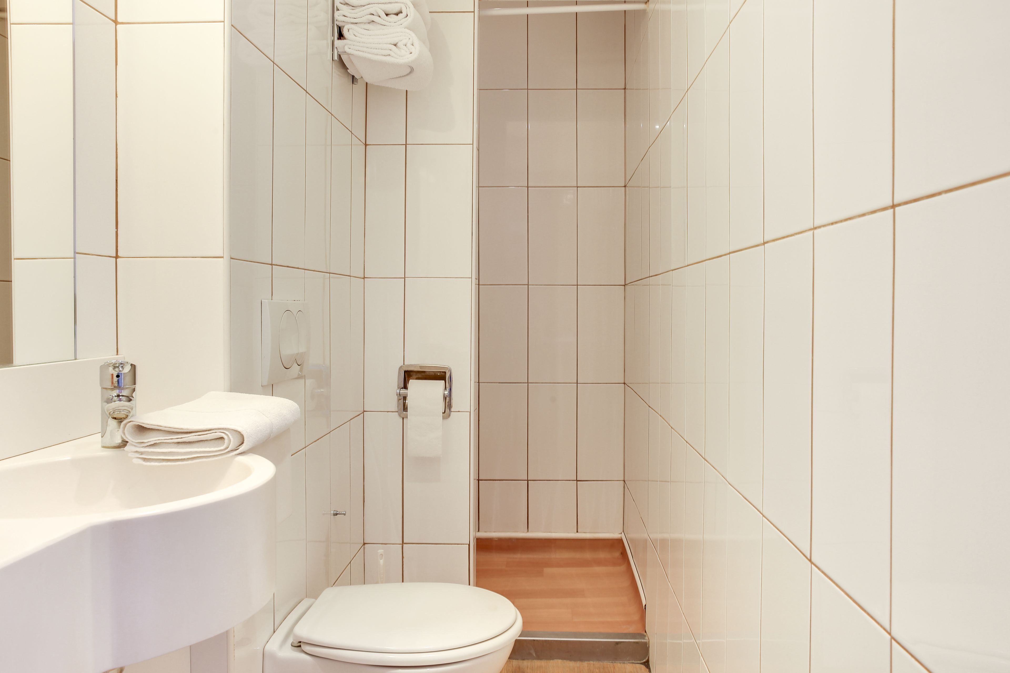 Triple Room | Bathroom | Shower, rainfall showerhead, free toiletries, towels