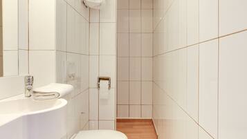 Triple Room | Bathroom | Shower, rainfall showerhead, free toiletries, towels