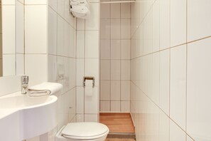 Værelse til 3 personer | Badeværelse | Bruser, brusehoved med spredningseffekt, gratis toiletartikler